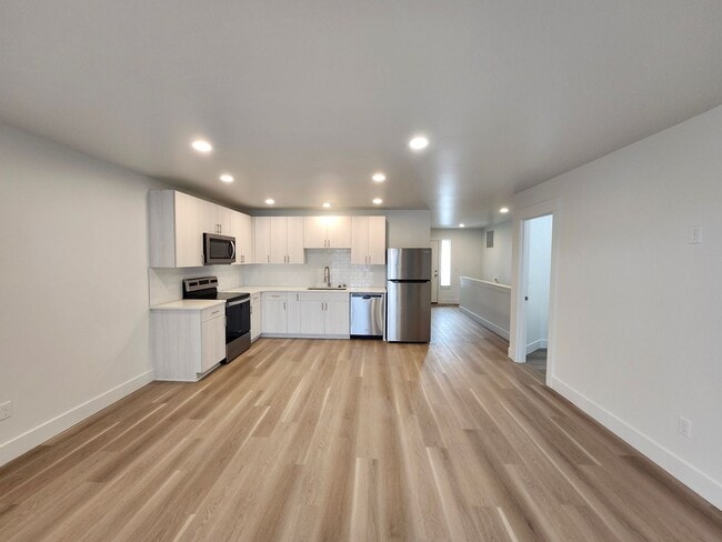 Building Photo - 3 bedrooms, 2.5 Baths w/Amazing Sunset Views!