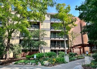 Building Photo - 5900 Oakwood Dr