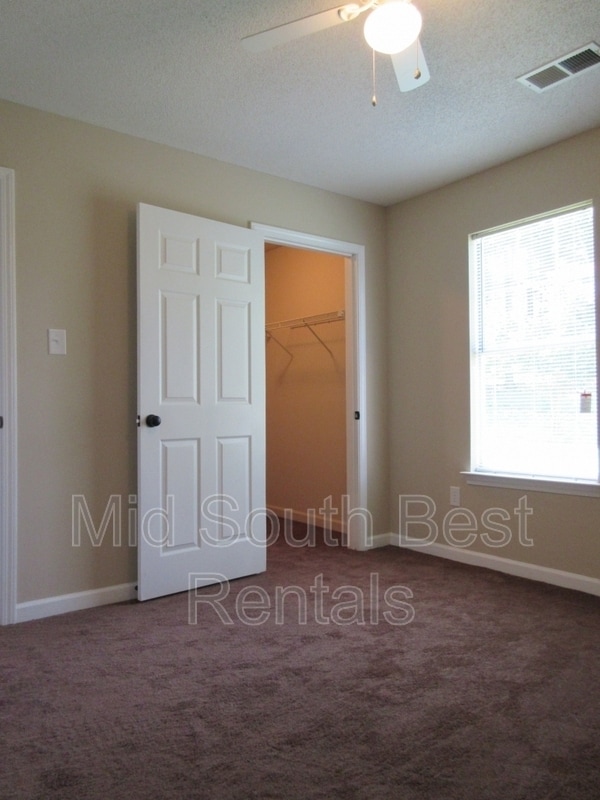 Building Photo - 2509 Redvers Ave