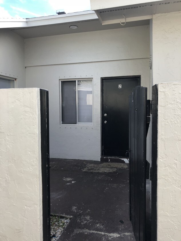 800 Clubhouse Dr Unit 4, West Palm Beach, FL 33409 Condo for Rent in