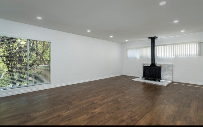 Foto del edificio - 3155 Linda Vista Rd