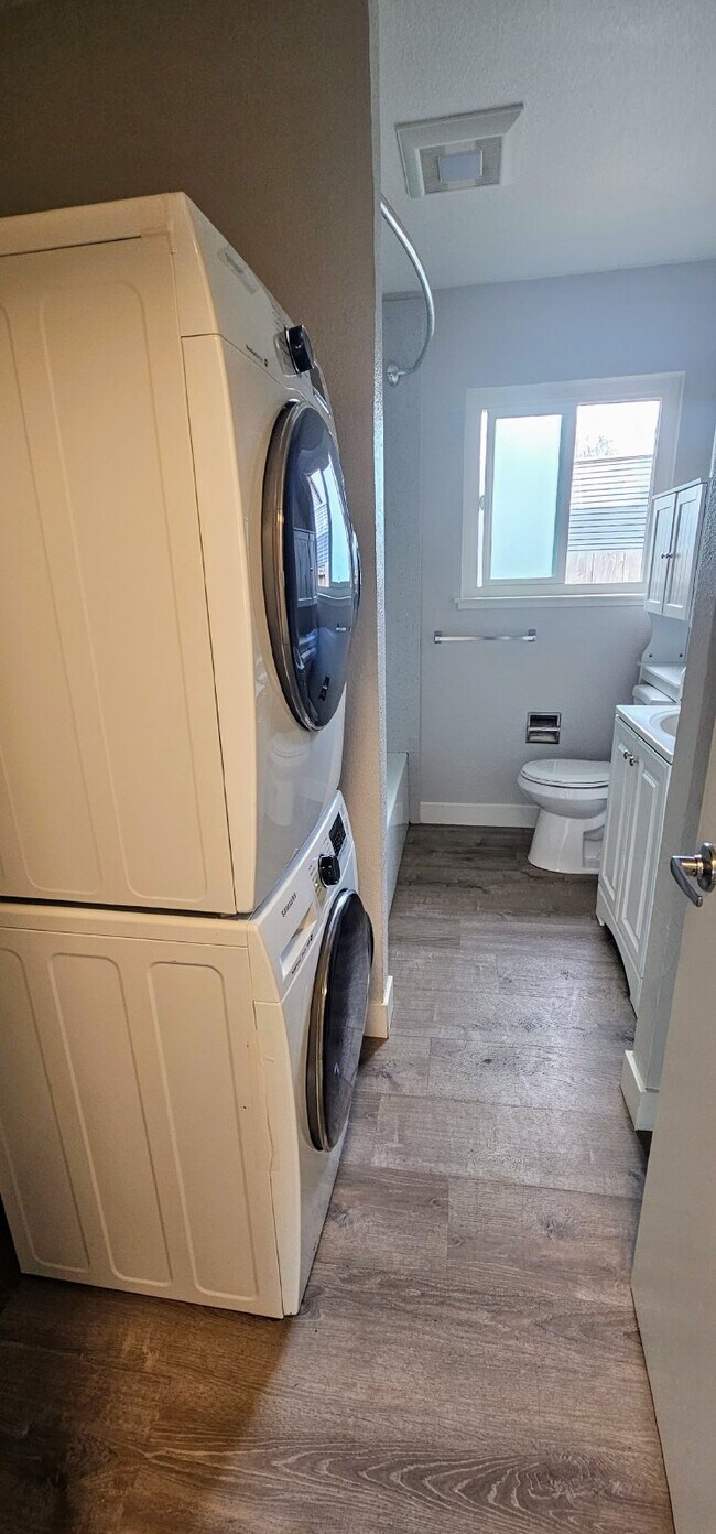 Building Photo - Beautiful 2-bedroom, 1-bath  upstairs unit