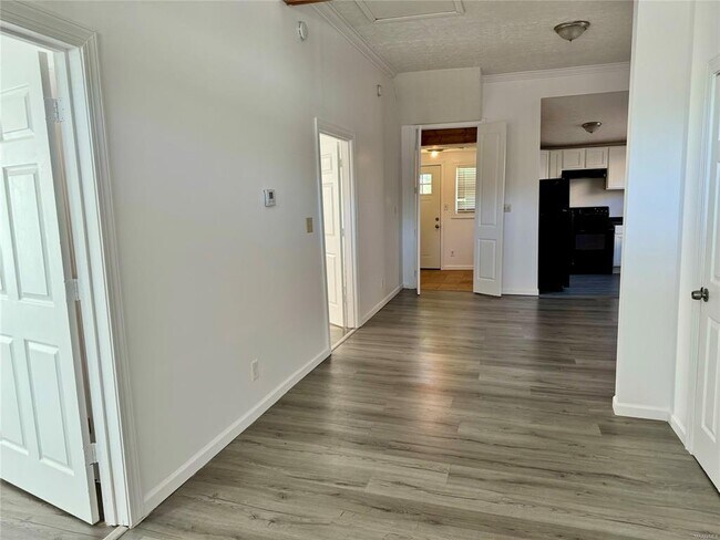 Building Photo - 672 Hall St