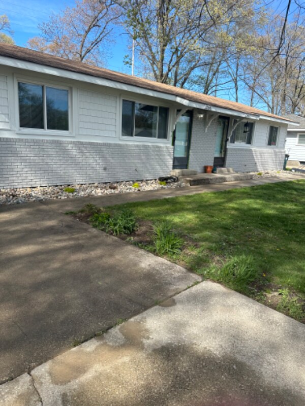 Building Photo - 2168 Plainfield Ave