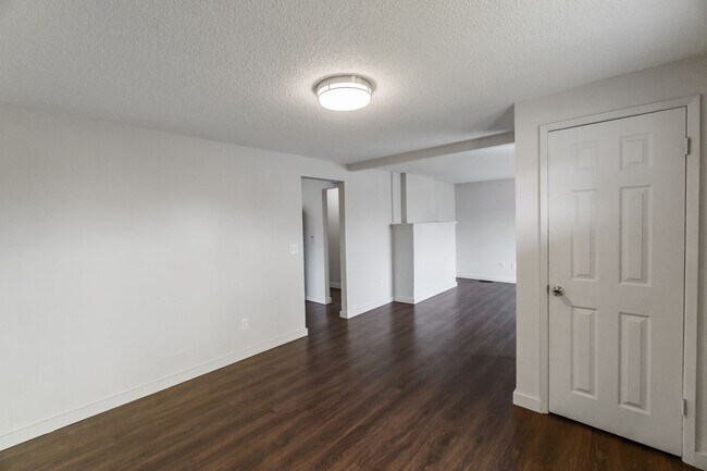 Building Photo - Modern Home with Premium Amenities in a Pr...