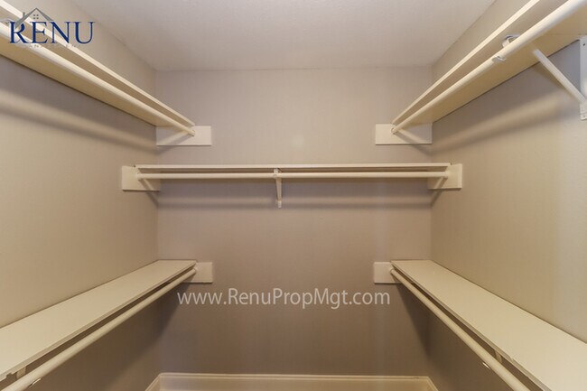 Foto del edificio - AVAILABLE NOW FOR A SELF GUIDED TOUR!