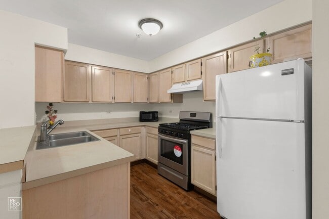 Building Photo - Gorgeous 2 Bedroom Townhome located in Mun...