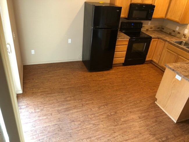 Kitchen, dining room - 599 Jackson St W