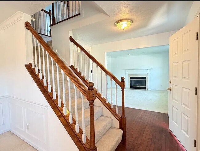 Building Photo - 611 Buttercup Dr
