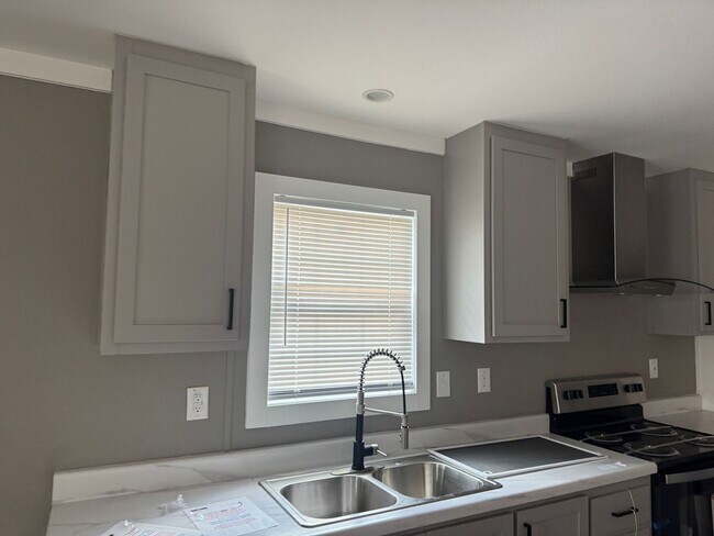 Building Photo - 5/3 Brooksville Available Now