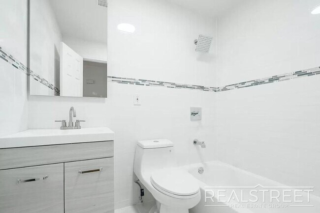 Foto del edificio - Brand New 3 Bed 2 Bath in Bushwick!