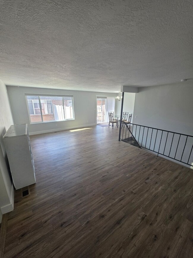 Foto del edificio - Spacious 4 bedroom 3 bathroom townhouse!
