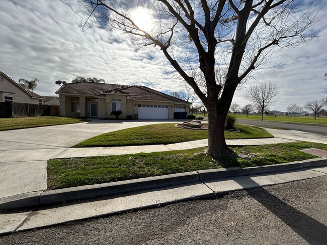 Foto del edificio - Spacious home in Lemoore