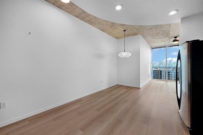 Building Photo - 5925 Almeda Rd