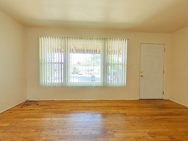 Building Photo - 2 Bedroom House ~ Close to Campus ~ Pet Fr...