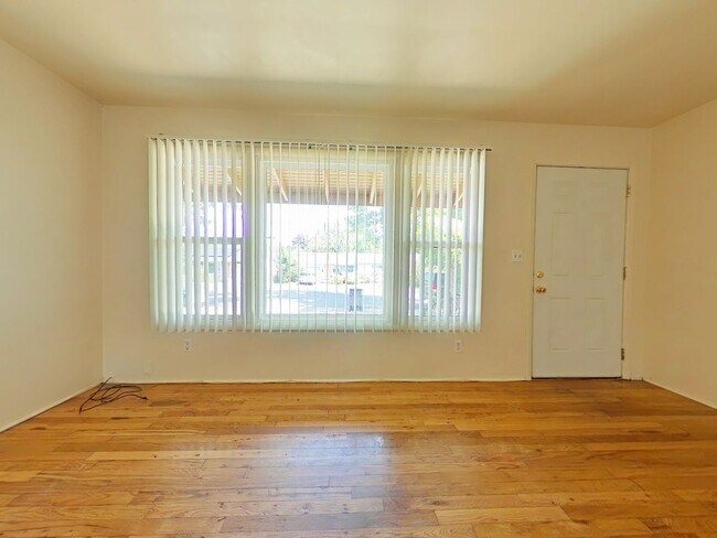 Foto del edificio - 2 Bedroom House ~ Close to Campus ~ Pet Fr...