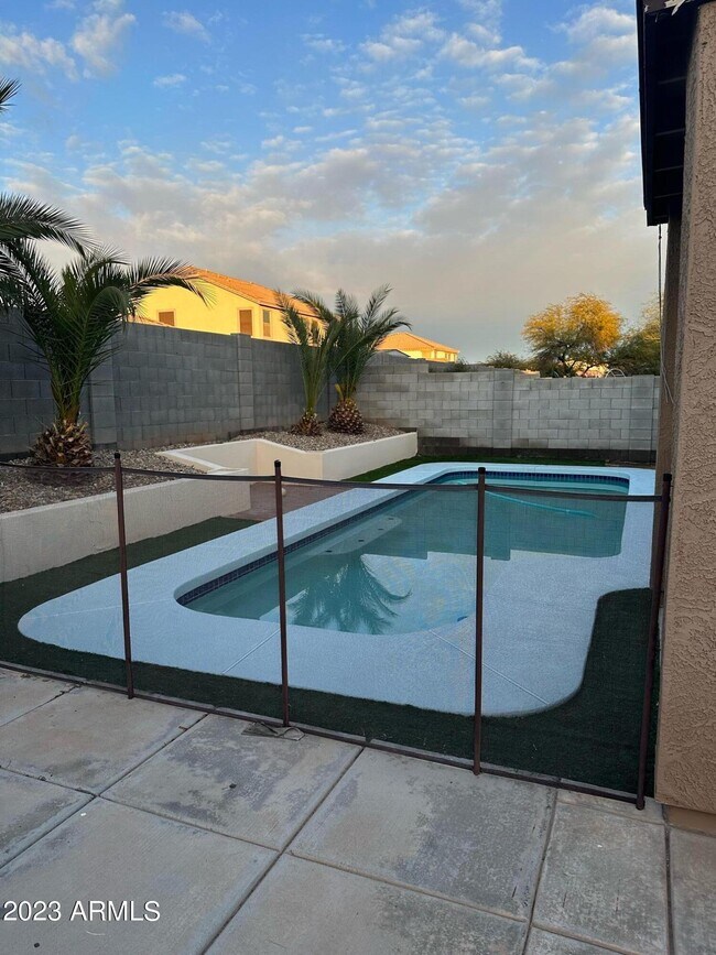 Foto del edificio - 25838 W Nancy Ln