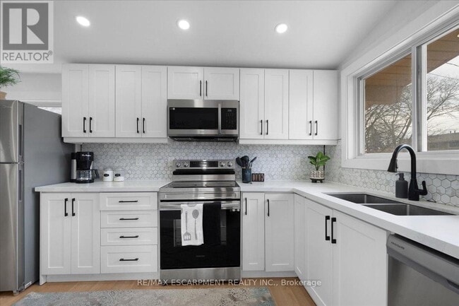 Building Photo - 37-37 Lilacside Dr