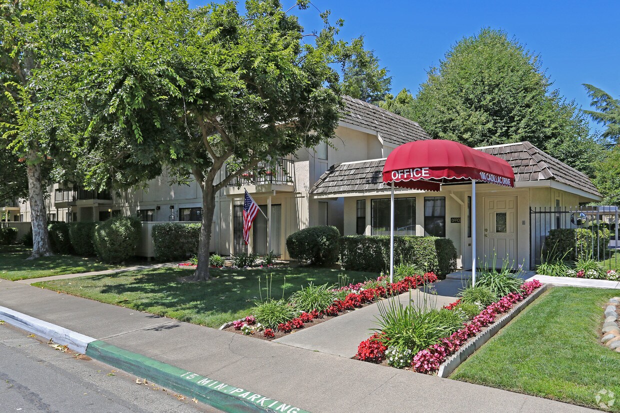 Cadillac Drive Townhomes Apartments in Sacramento, CA