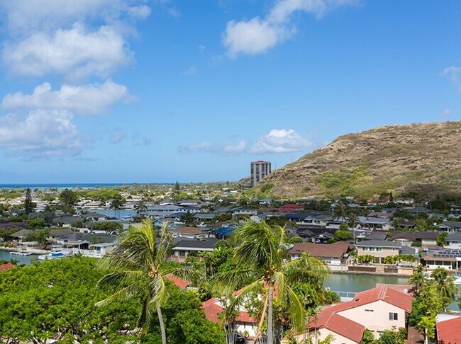 Foto del edificio - 2 Bedroom Corner Unit with 2 Side-by-Side Covered Parking Stalls in Hawaii Kai