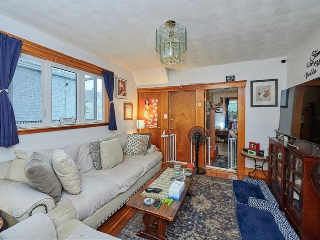 Building Photo - 11 Oliver St