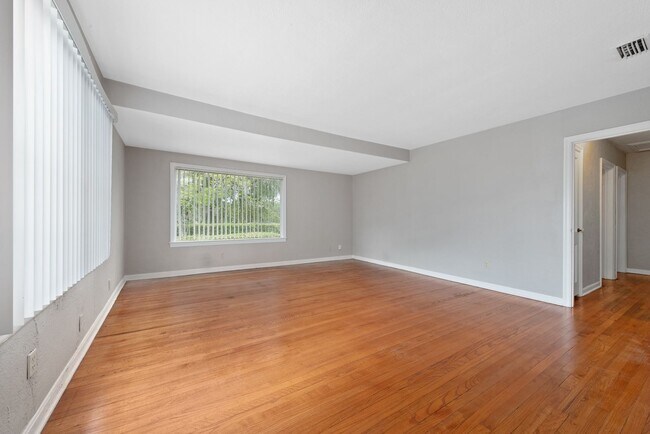 Foto del edificio - Updated 3/2 House with Bonus Room in Lake ...