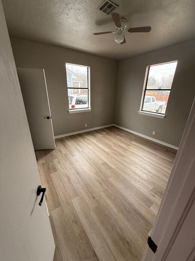 Building Photo - 2 Bedroom 1 Bathroom Home For Lease