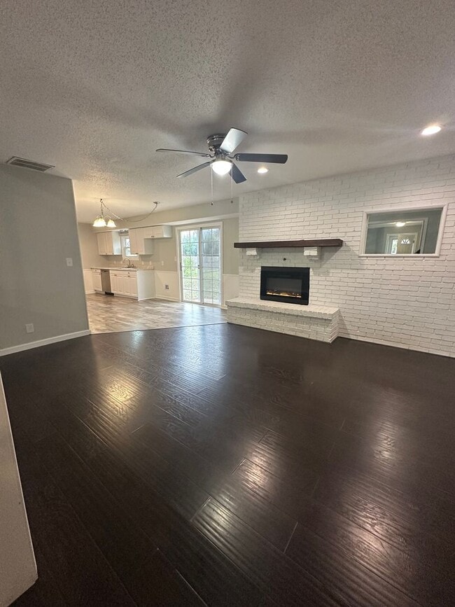 Foto del edificio - Updated 3BR Gem with HUGE Fenced Yard