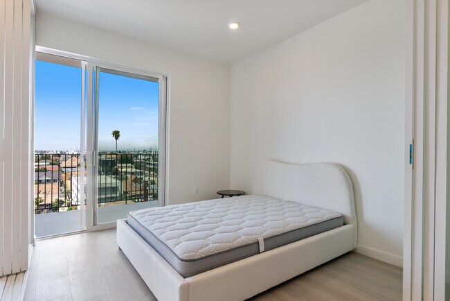 Foto del edificio - Normandie Apartments