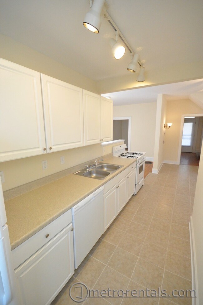 Kitchen - 1316 Parsons Ave