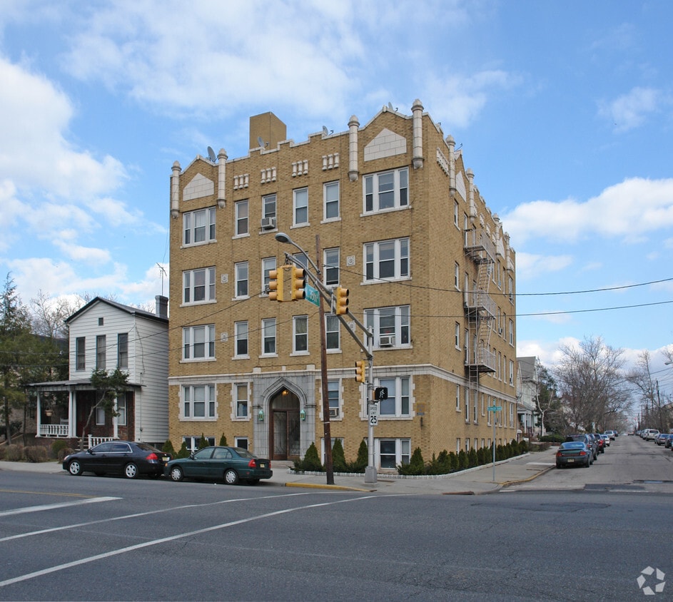 Building Photo - 894 Kennedy Blvd