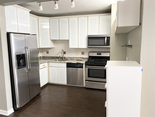 Building Photo - 45 River Dr S