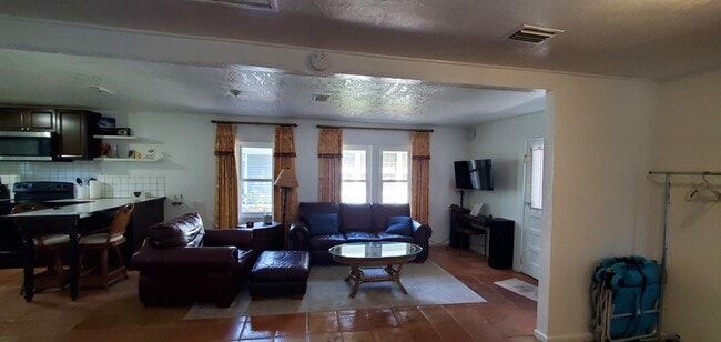 Building Photo - 1403 Indian River Ave