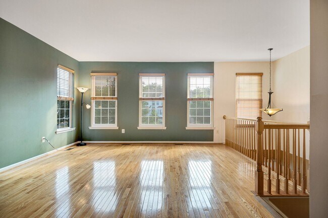 Building Photo - Stunning End Unit Townhome