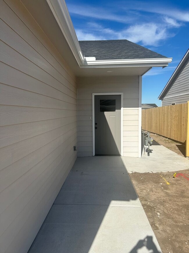 Building Photo - 17008 Kashmir St