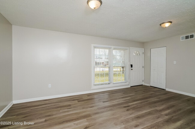 Foto del edificio - 10610 Grafton Hall Rd