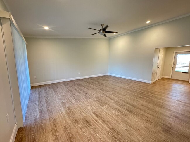 Foto del edificio - AVAILABLE NOW!  2 Bedroom 2 Bath Duplex with 1 Car Garage!