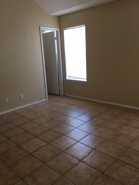 Foto del edificio - 819 N Cross Ln