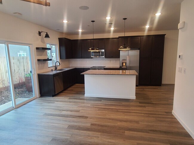 Foto del edificio - Three Bedroom Three Bathroom Home with Solar