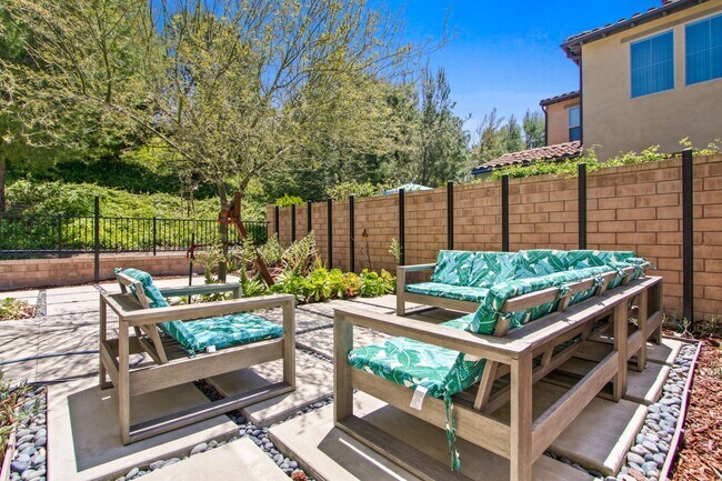 Building Photo - Modern 3 Bedroom 2.5 Bathroom Condo in Lak...
