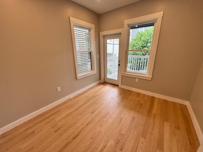 Foto del edificio - 272 E Cottage St