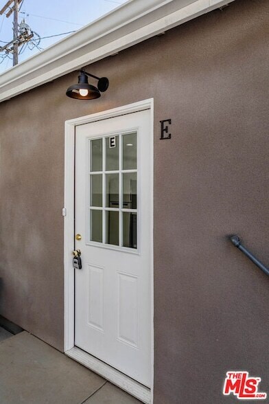 Foto del edificio - 1812 W Glenoaks Blvd