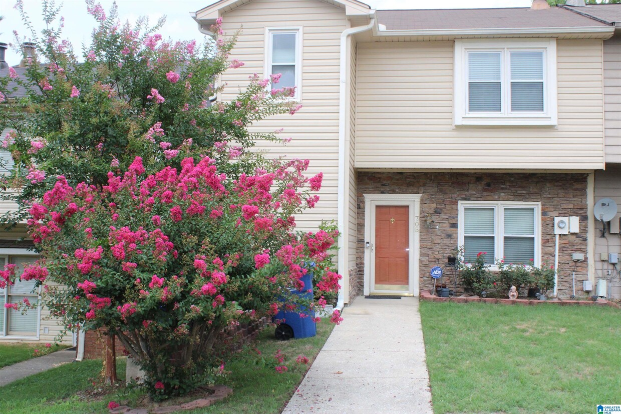 Foto principal - 705 Hillsboro Ln