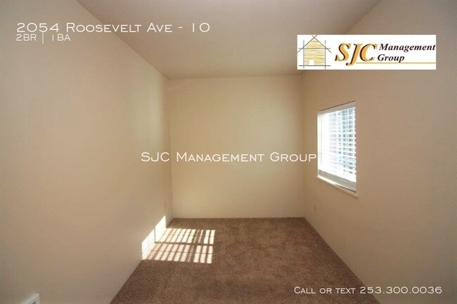 Foto del edificio - 2054 Roosevelt Ave