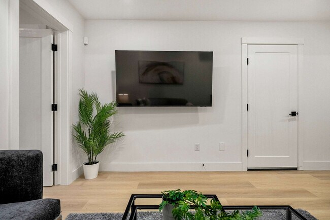 Photo du bâtiment - 1629 Westmount Rd NW