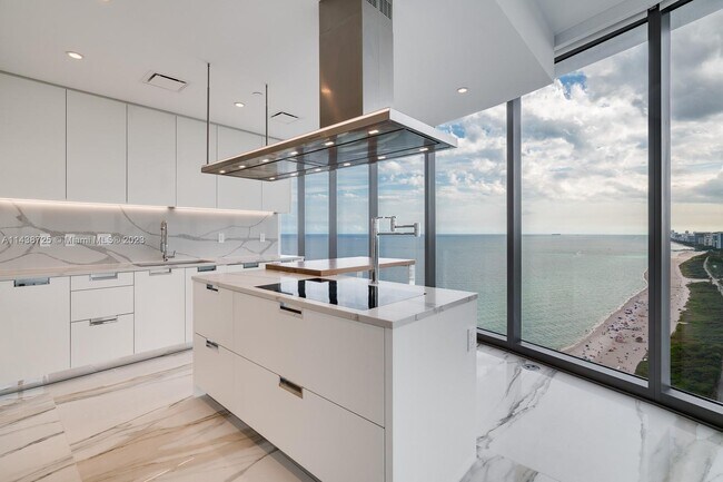 Foto del edificio - 15701 Collins Ave