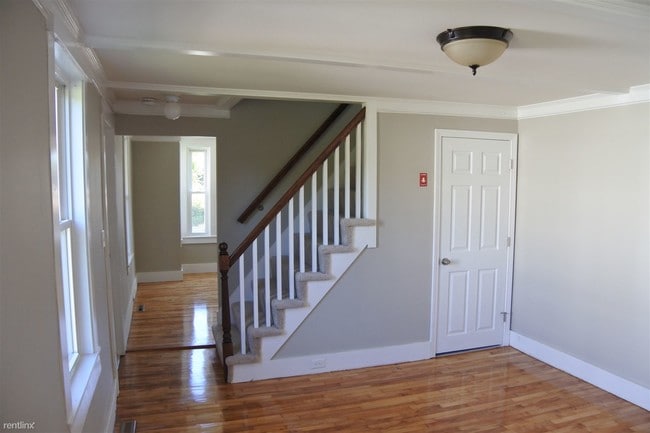 Building Photo - 82 Main St