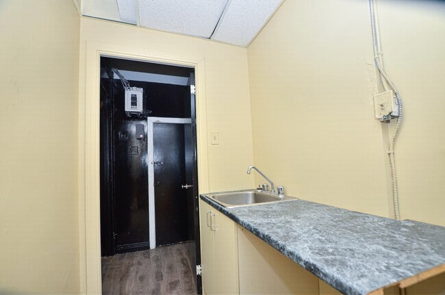 Building Photo - 472 Rue Principale