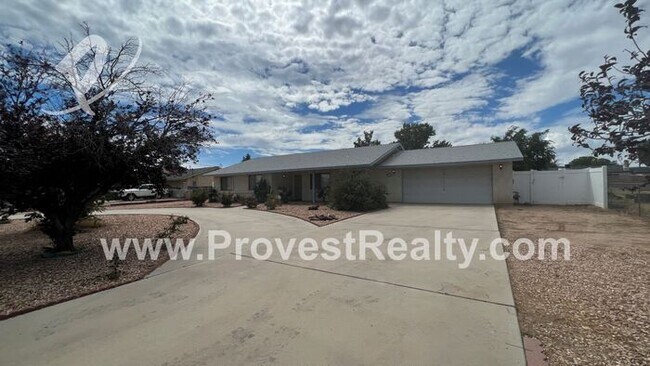 Foto del edificio - 3 Bed, 2 Bath Hesperia Home w/ Pool!!!