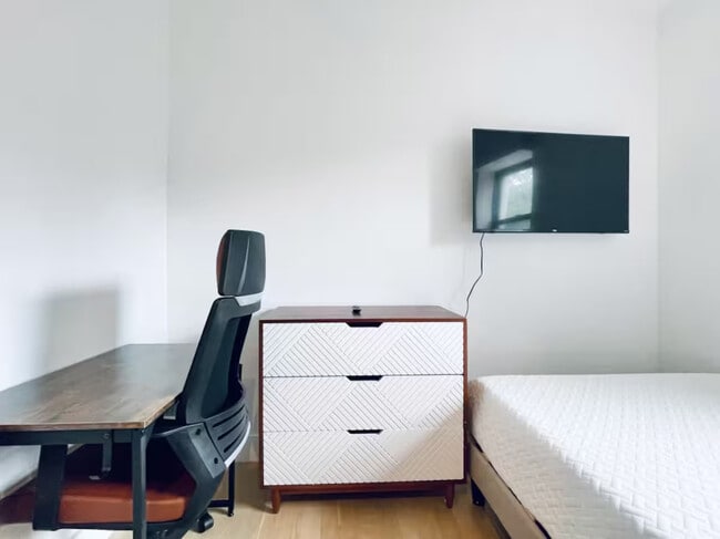 Foto del edificio - Furnished room/NOT APARTMENT